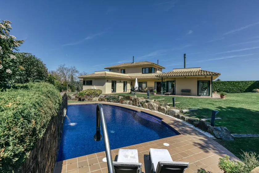 Luxury Golf Villa Torremirona - Image 1