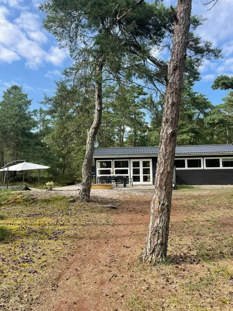Holiday home with barbecue, terrace & garden - Image 1