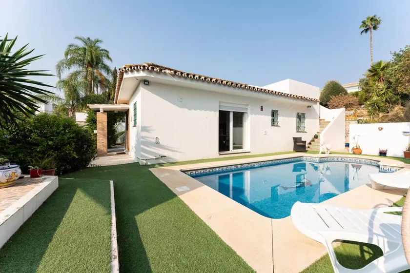 House with terrace, hot tub & private pool | City view - Image 1
