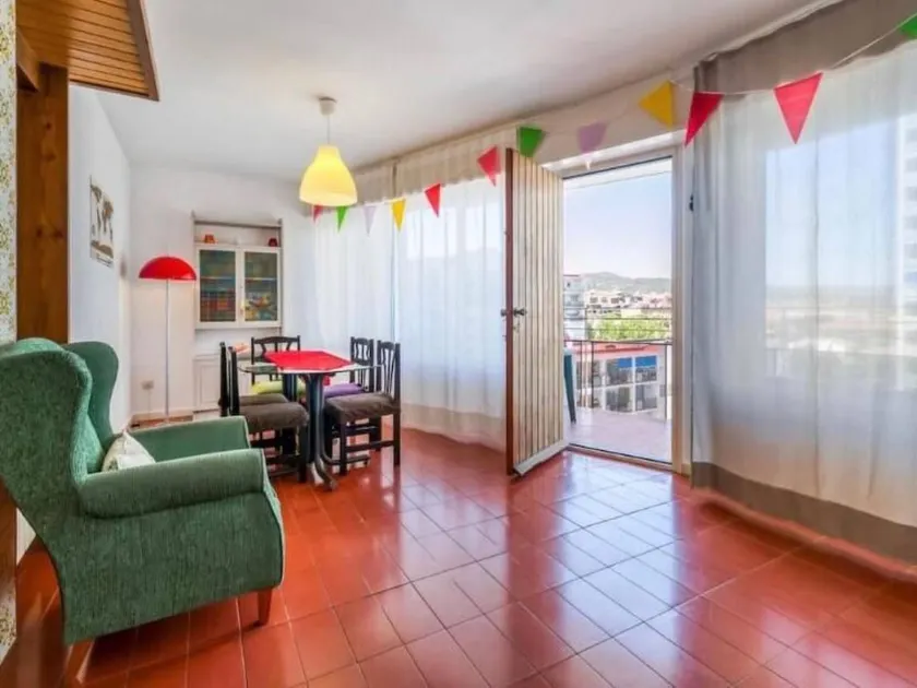 Apartment with terrace - Image 1
