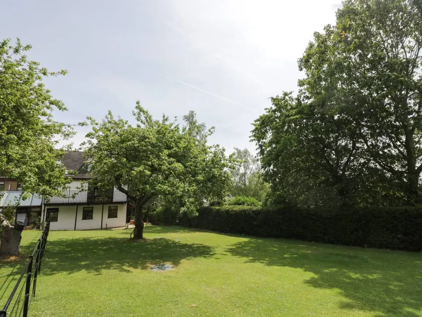 Cottage with garden - Image 1