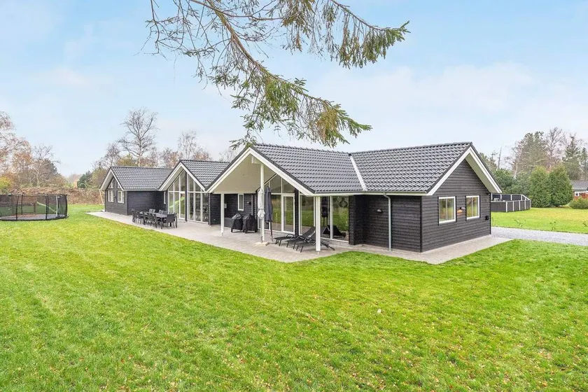 Family-friendly holiday home with pool, BBQ & sauna - Image 1