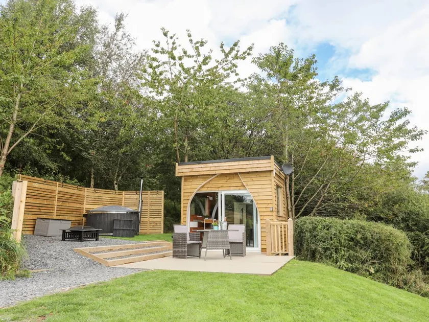 Cottage with garden, hot tub & BBQ - Image 1
