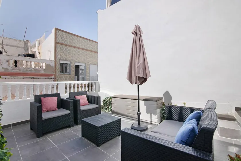 Holiday apartment with fast internet & terrace | City view - Image 1