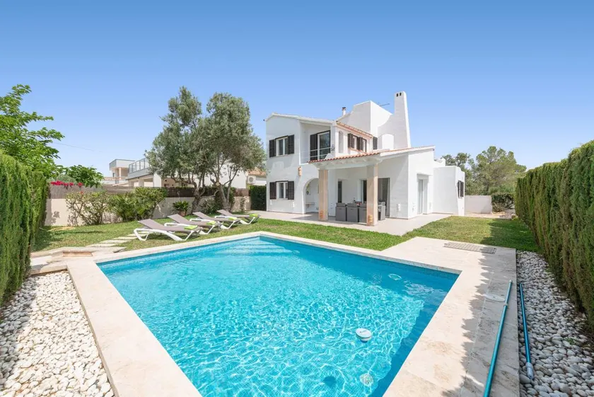 Fully equipped villa with terrace, private pool & garden | Perfect for remote work - Image 1