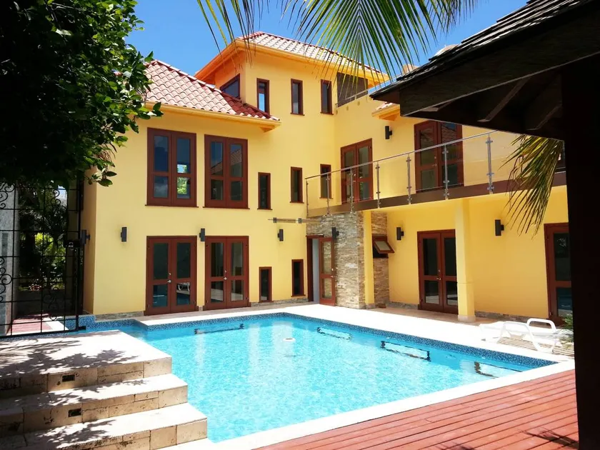 Weiträumige Villa mit Pool - Image 1