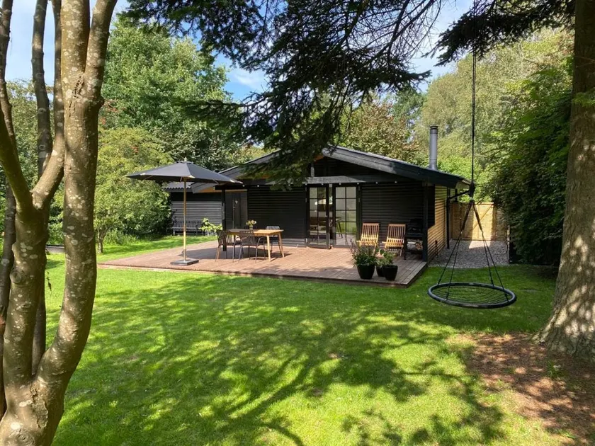 Elegant summer house close to the beach and forest - Image 1
