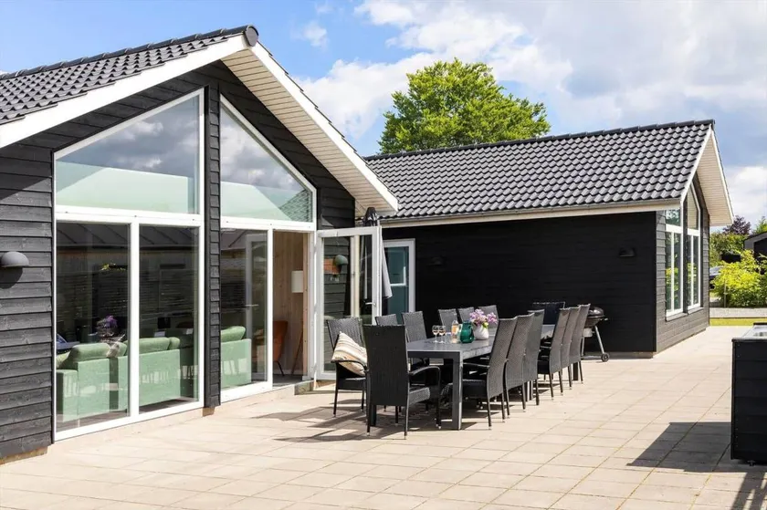 House with sauna, pool & barbeque - Image 1