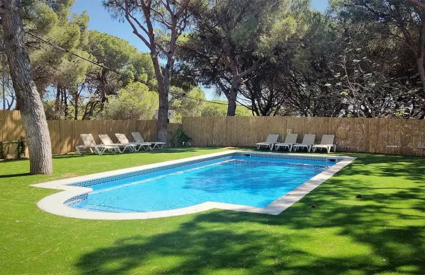 Flat with terrace, pool & garden - Image 1