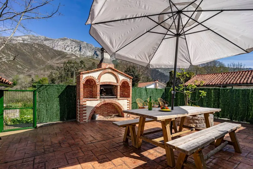 Holiday home with terrace, hot tub & barbecue | Mountain view | Perfect for remote work - Image 1