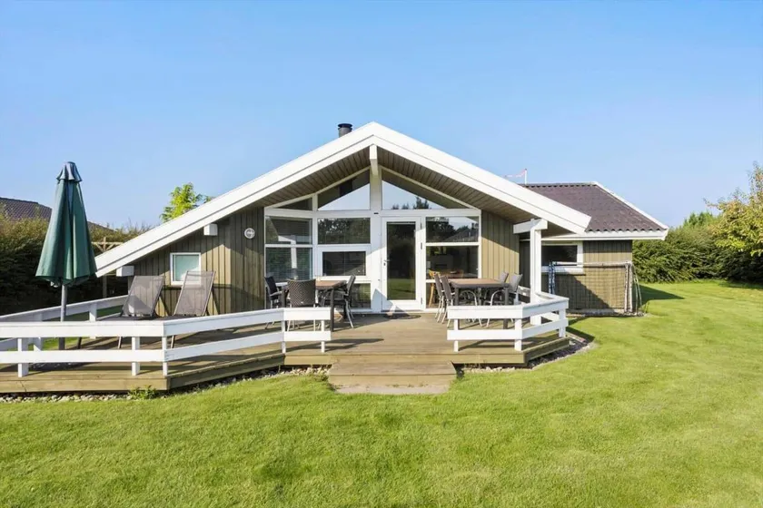 Holiday home with barbecue, jacuzzi & terrace - Image 1