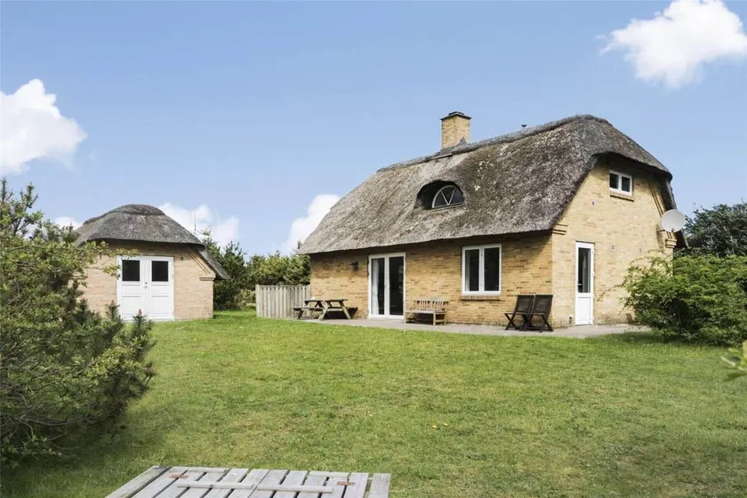 Holiday home with barbeque & terrace | Dogs allowed - Image 1