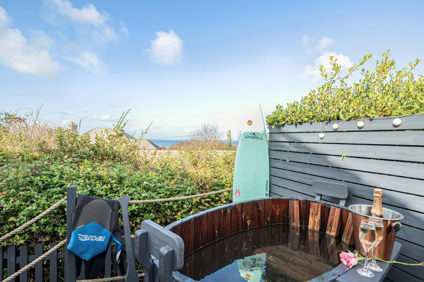 Family-friendly cottage with BBQ, garden & hot tub | Beach view | Next to the beach | Pets allowed - Image 1