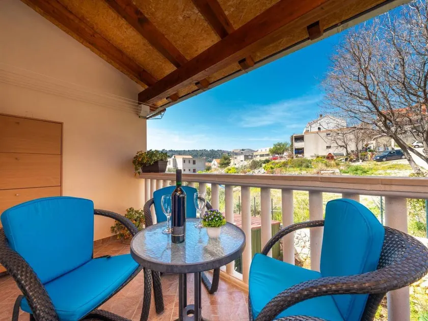 Apartment with terrace - Image 1