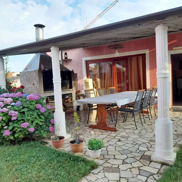Apartamento vacacional con jardín, terraza y barbacoa - Image 1