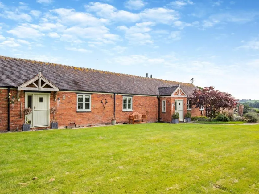 Fully equipped charming house with garden & BBQ | Pet-friendly - Image 1