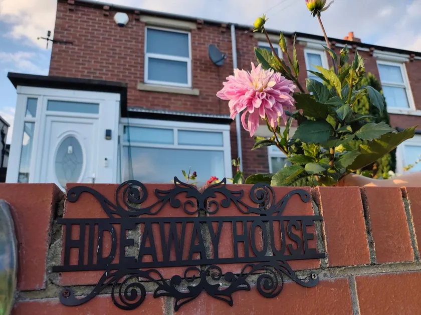 Hideaway House Sleeps 6 with Hot Tub & Balcony - Image 1