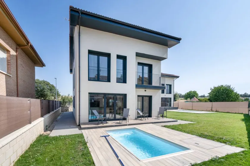 Fully equipped lovely house with barbeque, terrace & garden | Mountain view | Pets allowed - Image 1