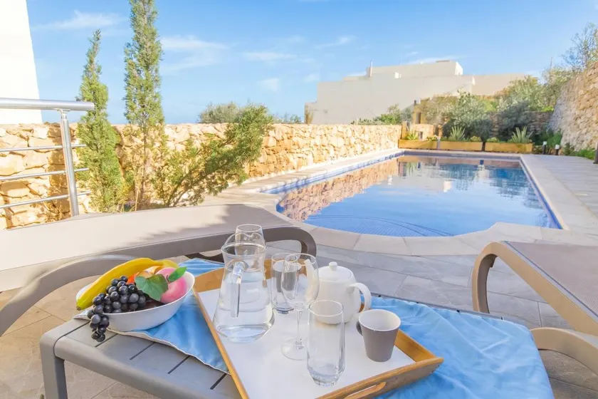 Holiday home with barbecue, jacuzzi & garden - Image 1