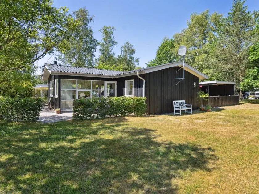 Family-oriented holiday home with terrace & BBQ - Image 1