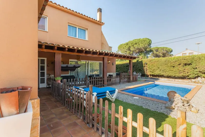 Villa with pool, terrace & barbecue | Mountain view - Image 1