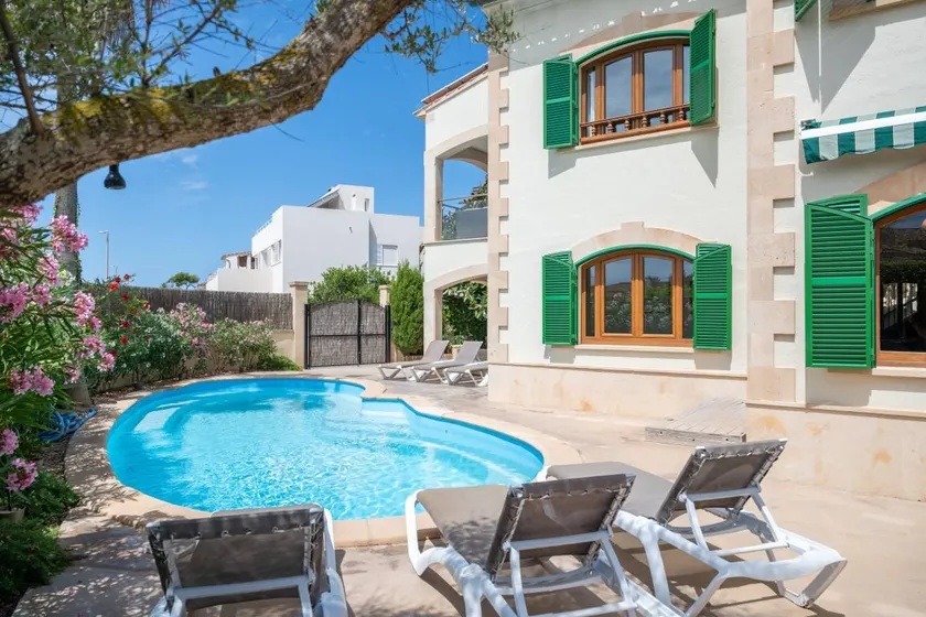 Family-oriented villa with terrace, garden & pool | Sea view | Close to the beach | Suitable for remote work - Image 1