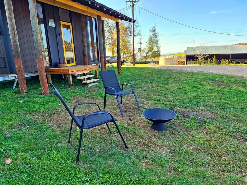 Tiny House Getaway with BBQ and Outdoor Fire Pit in Nashdale, Australia - Image 1