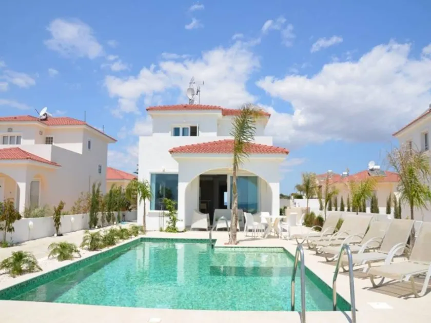 Villa con jardín, piscina privada y barbacoa - Image 1