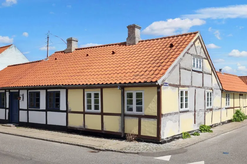 House with garden - Image 1