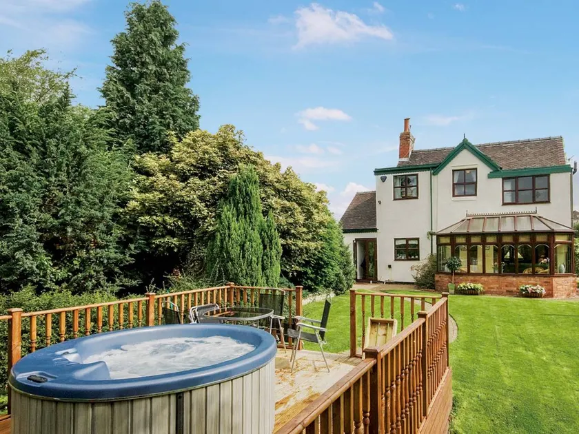 Cottage with garden & jacuzzi | River view - Image 1
