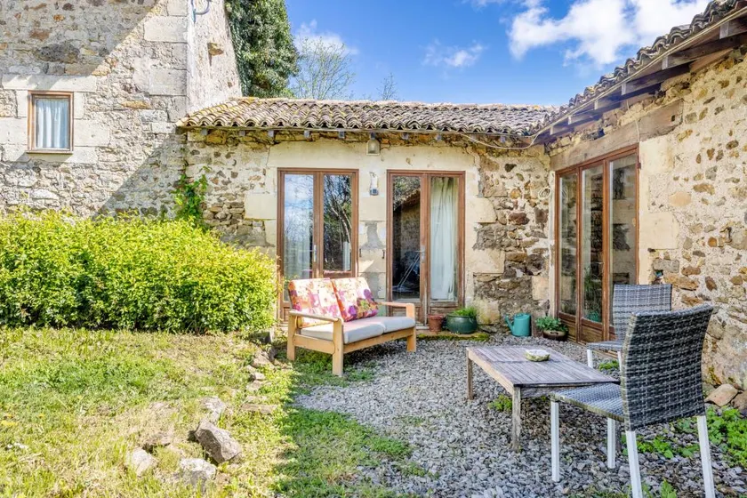 Gîte Des Martins-pêcheurs with Shared Pool, Private Terrace and Wi-Fi - Image 1