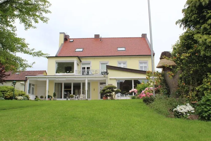 Holiday home with terrace & garden - Image 1