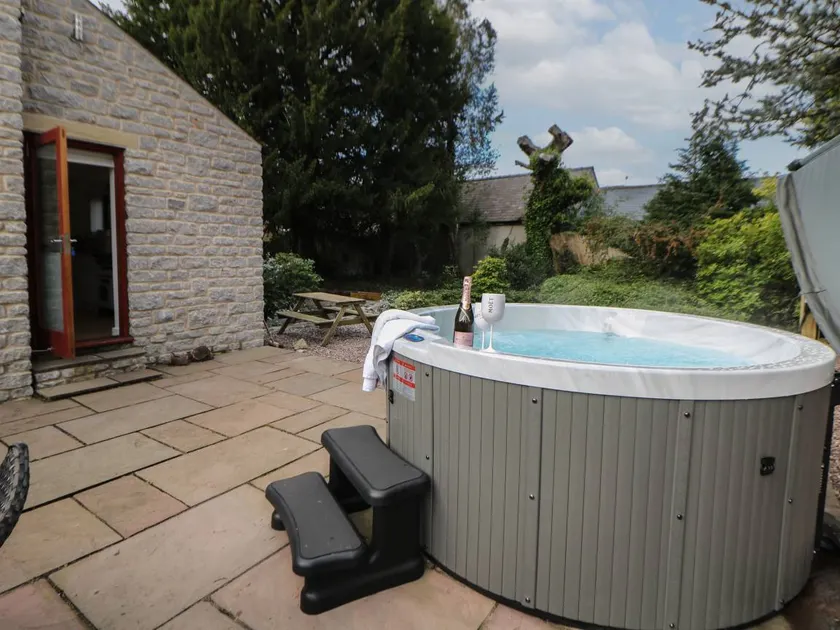 Family-oriented wonderful cottage with hot tub, barbecue & garden | Pets allowed - Image 1