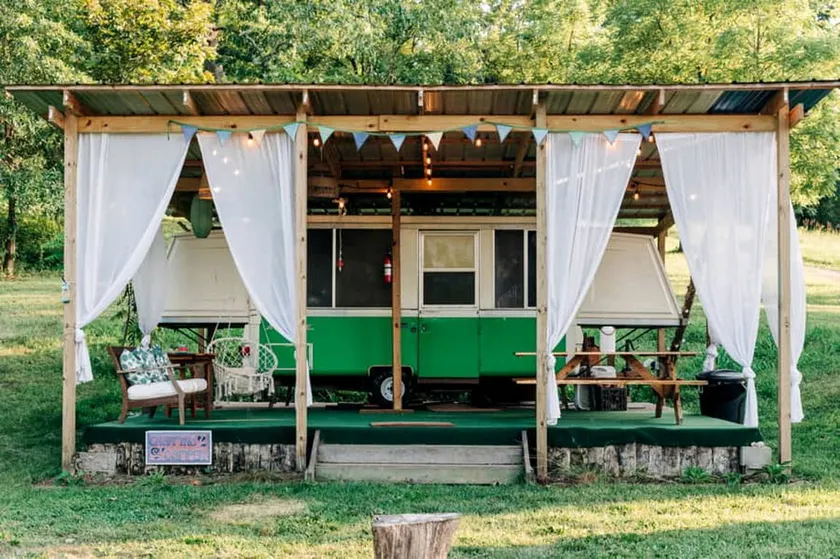 Charming Camper Rental Ideal for Glamping in Missouri - Image 1
