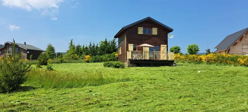 Chalet con terraza y jardín | Vistas a la montaña - Image 1