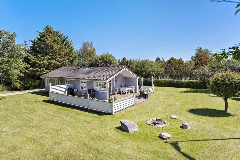 Holiday home with BBQ & terrace - Image 1