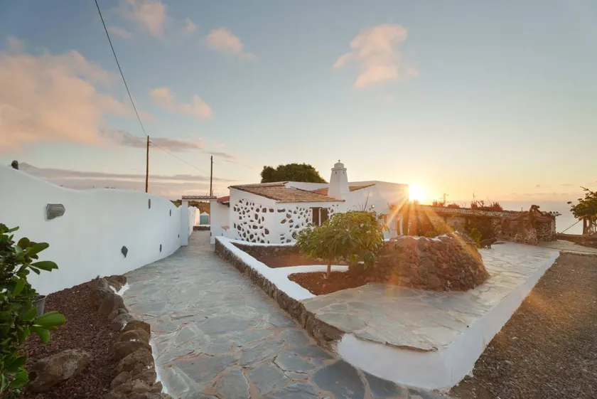 Wonderful finca with terrace, garden & BBQ | Sea view | Suitable for remote work - Image 1