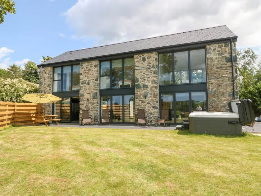 Cottage with garden & jacuzzi - Image 1