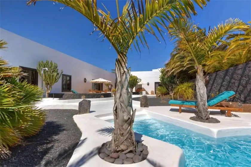 Acogedora casa vacacional con piscina y barbacoa - Image 1