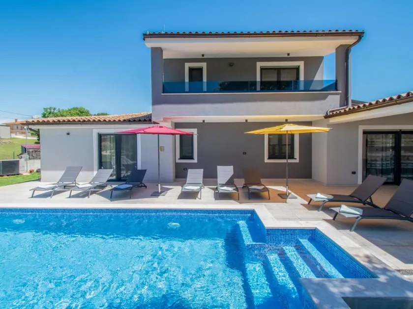 Ferienhaus mit Garten, privatem Pool und Terrasse - Image 1