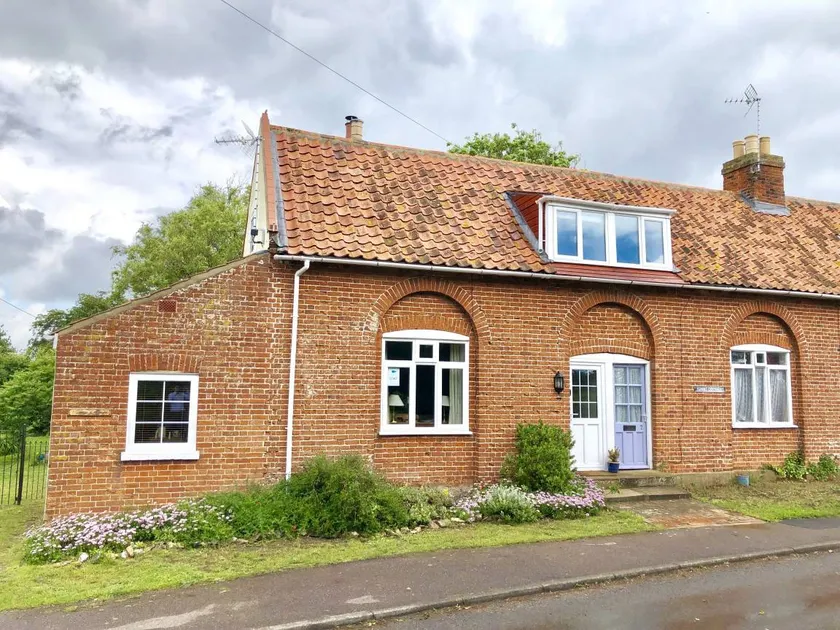 Cottage with garden - Image 1