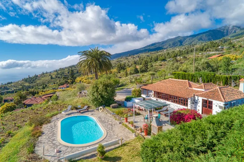 Familienfreundliches großzügiges Ferienhaus mit privatem Pool, Terrasse und Grill | Panoramablick - Image 1