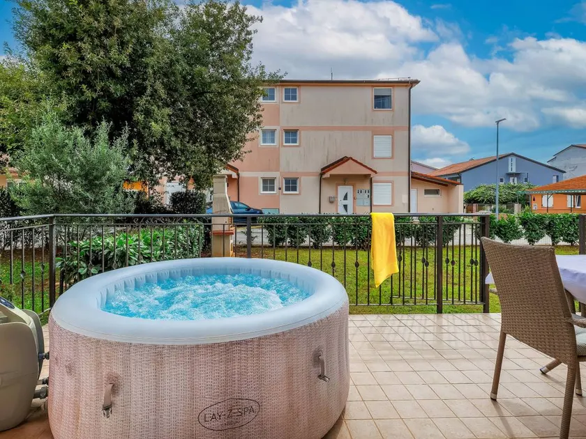 Apartment with garden, jacuzzi & terrace - Image 1