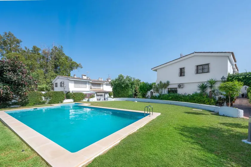 Holiday home with pool & garden - Image 1