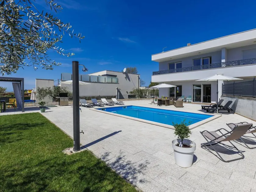 AMAZING HOLIDAY HOME IN NOVIGRAD WITH BUBBLE BATH - Image 1