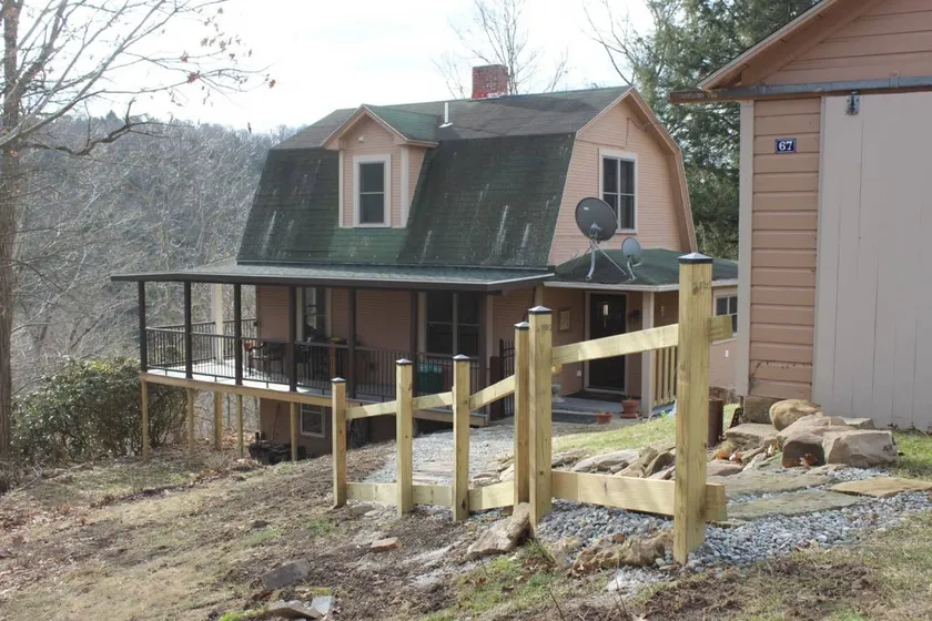 Holiday home with garden & terrace - Image 1