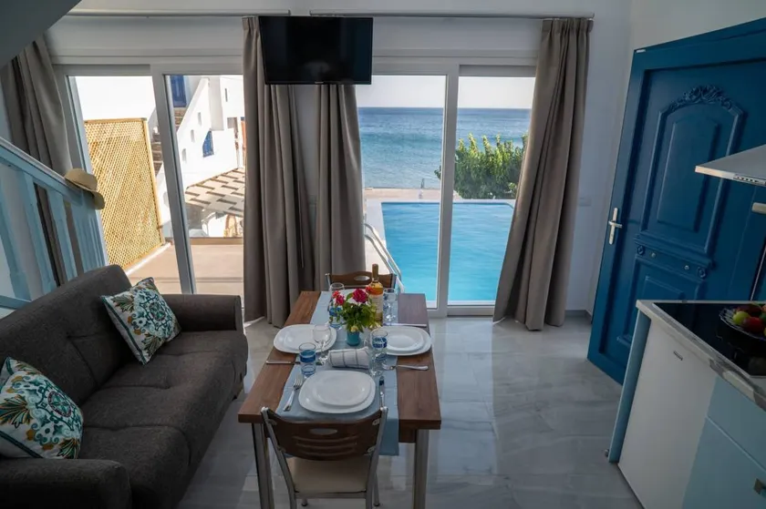 Villa with pool & terrace - Image 1