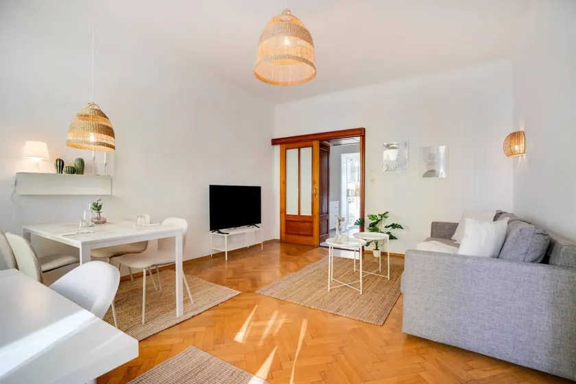Apartment with garden - Image 1