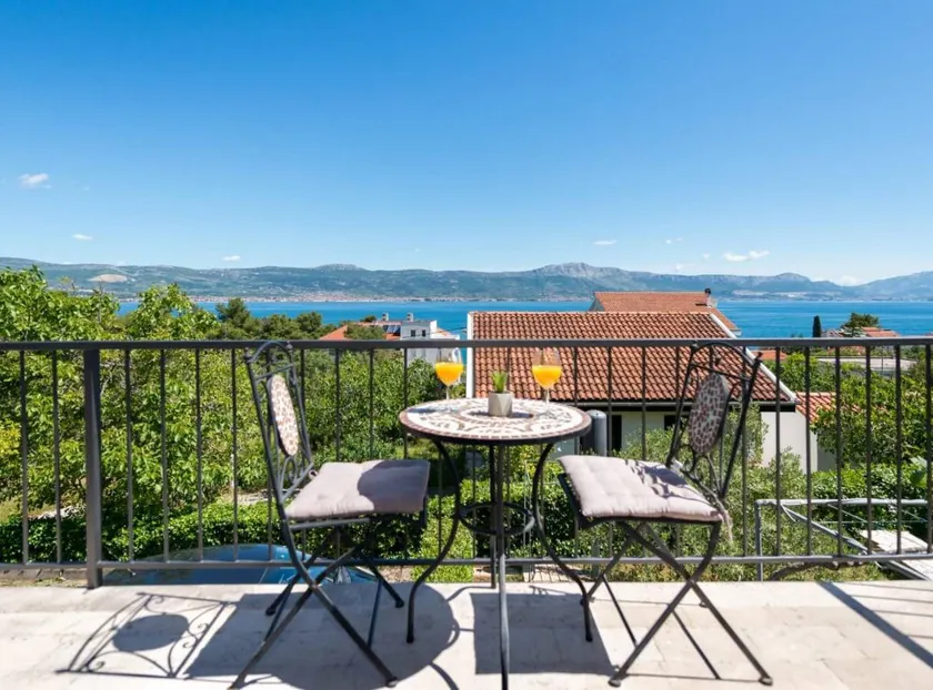 Seaside Getaway Holiday Home with Patio Slatine - Three Bedroom Holiday Home - Image 1
