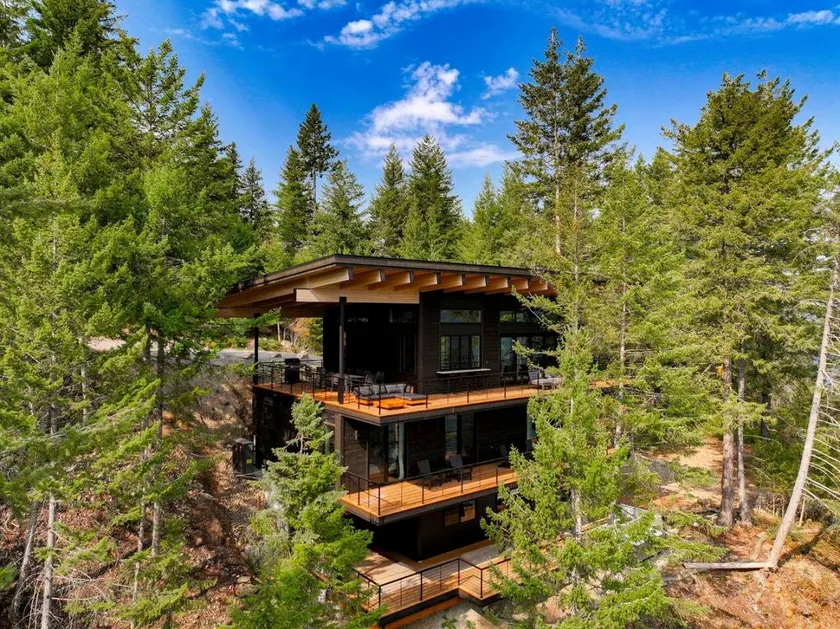 Stunning Designer Rental with Breathtaking Views for a Memorable Escape in Nature by Lake Pend Orielle in Idaho - Image 1